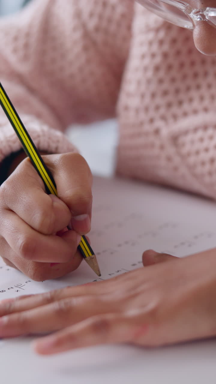 una niña haciendo la tarea o haciendo un examen