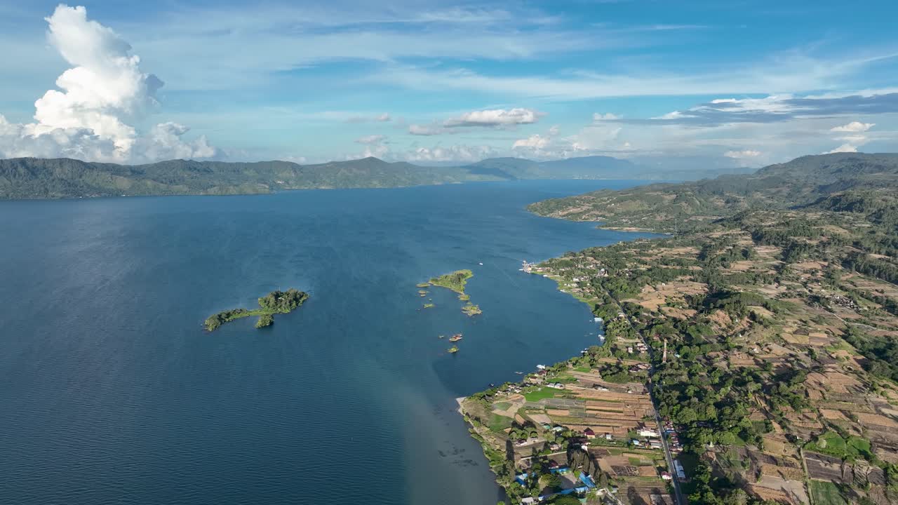 pequeñas islas en el lago toba añaden a la belleza encantadora de la zona