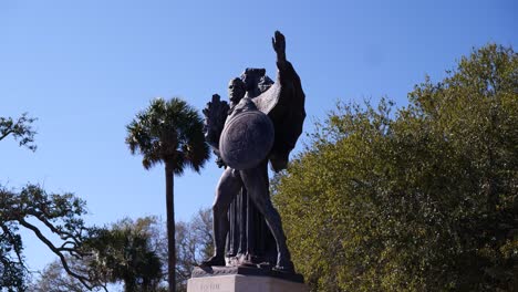 una foto de la estatua de los defensores confederados en charleston en los jardines white point