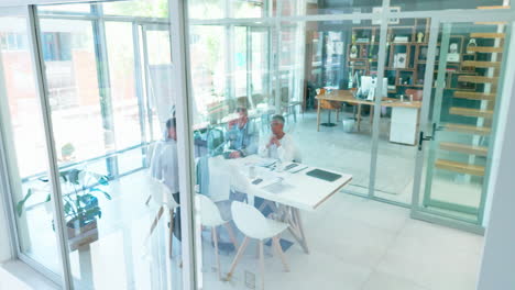 retroalimentación, kpi o gente de negocios en una reunión