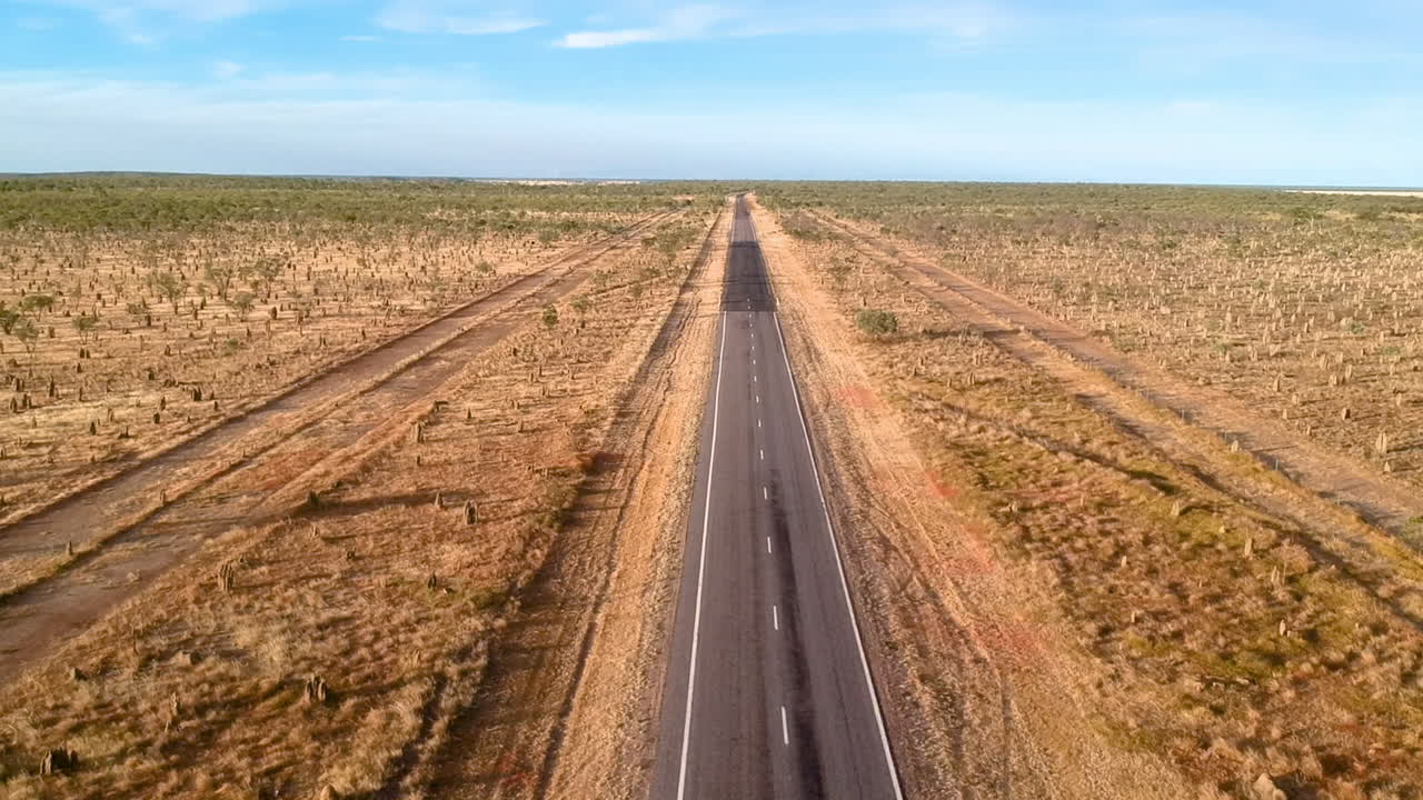 video cinematográfico de drones de la carretera del interior del desierto en australia con arena roja en medio de la nada