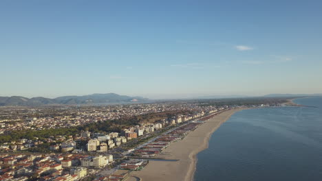 Drohnenaufnahme-Der-Italienischen-Maremma-Küste-An-Einem-Schönen-Sonnigen-Tag