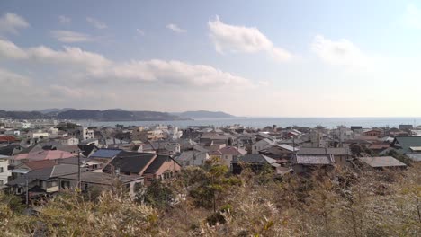 casas tradicionales japonesas a lo largo de la costa de kamakura en japón - tiro ancho en cámara lenta