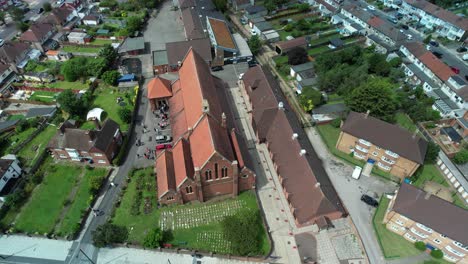 ceremonia de boda en la iglesia tradicional órbita aérea rápido a la izquierda sobre el paisaje urbano de st georges enfield