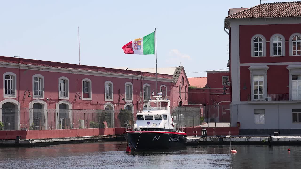 발 을 흔들고 건물 근처 에 정박 한 배