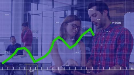 Animación-Del-Procesamiento-De-Datos-Financieros-Con-Línea-Verde-Sobre-Empresarios-Que-Trabajan-En-La-Oficina