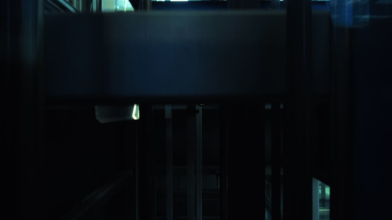 현대 비즈니스 센터 에서 상승 하는 엘리베이터