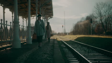 Frauen-Gehen-Am-Bahnhof