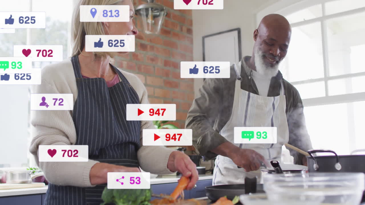 Lager mat sammen på kjøkkenet, mangfoldig par mottar varsler fra sosiale medier