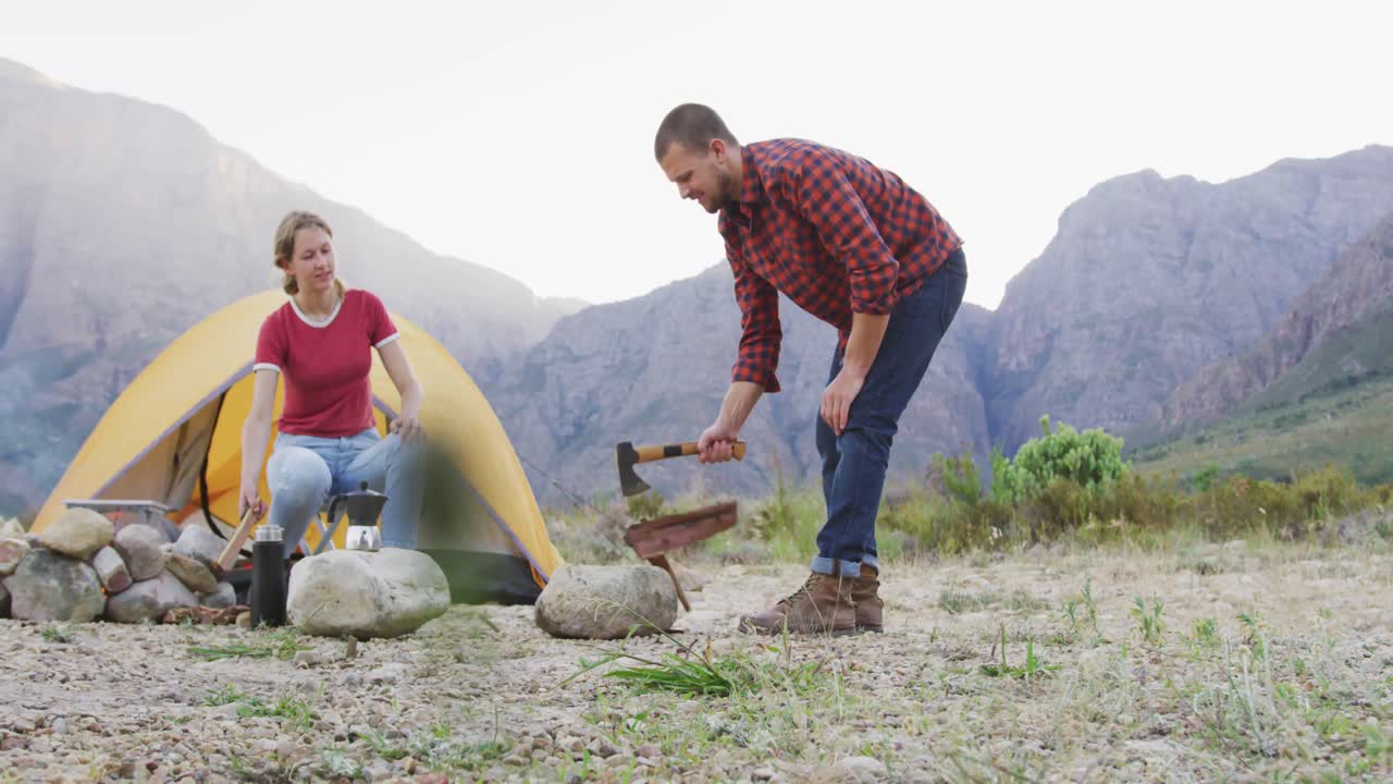 백인 부부 가 자연 에서 캠핑 하는 것
