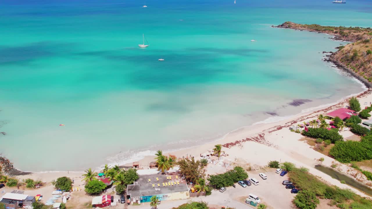 Esplorazione con drone 4K delle calette nascoste a St. Martin.