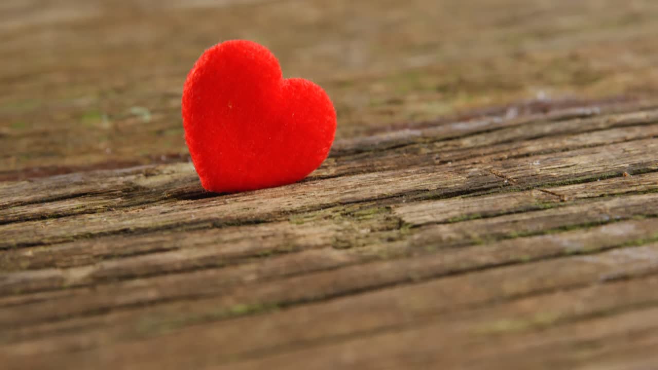 빨간 심장 나무 판 4k에 tuck