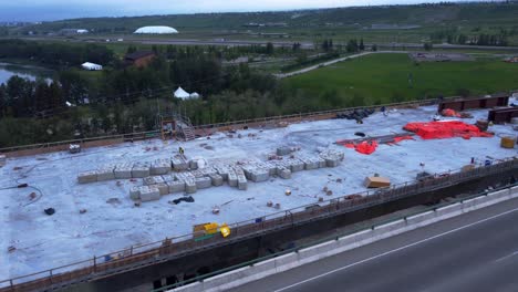 trabajador de servicio en la zona de construcción del puente por extracción de la autopista