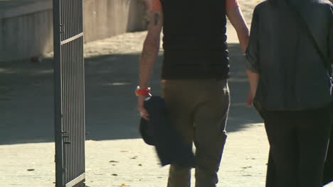 pareja caminando de la mano
