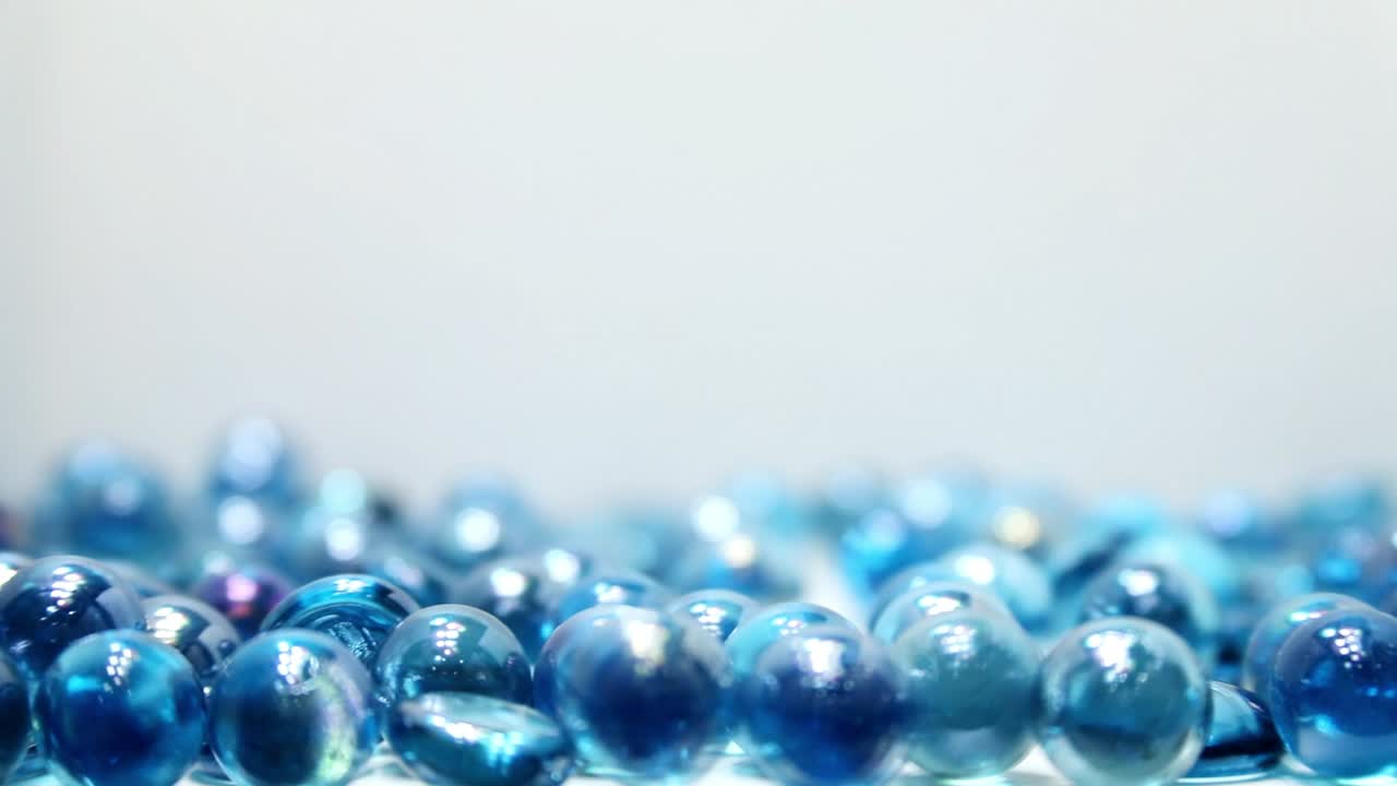 구슬과 디스크가 뒤로 이동하면서 나온 프레임 뒤로 튀고 넘어지는 역 슬로우 모션