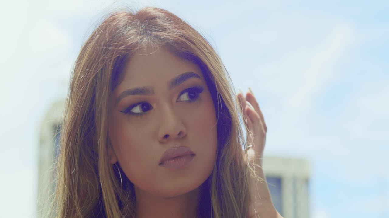 백그라운드에서 맑은 푸른 하늘과 가까운 어린 소녀 얼굴