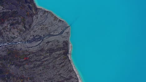 Erstaunlicher-Kontrast-Zwischen-Tiefblauem-Gletscherwasser-Und-Arktischer-Tundra