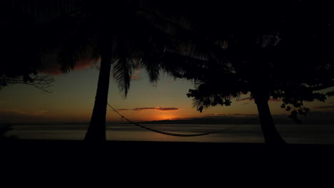 Una-Puesta-De-Sol-Relajante-En-Una-Isla-Tropical-Con-Una-Hamaca-Y-Algunos-Cocoteros-En-La-Escena