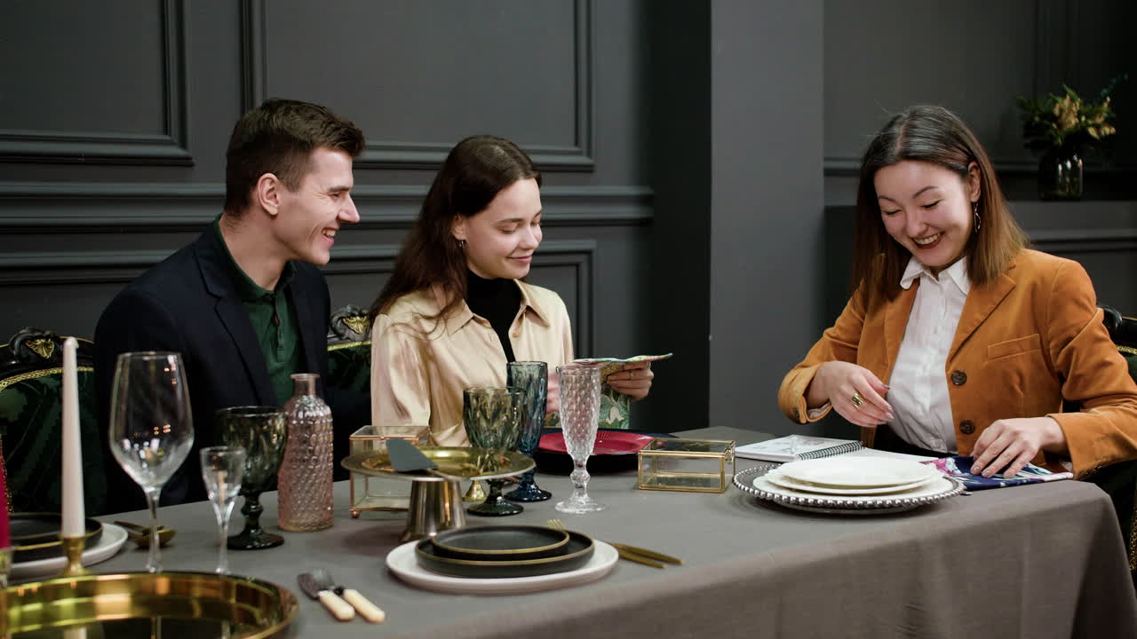 테이블 에 앉아 있는 부부 와 대화 하는 아시아인 여자