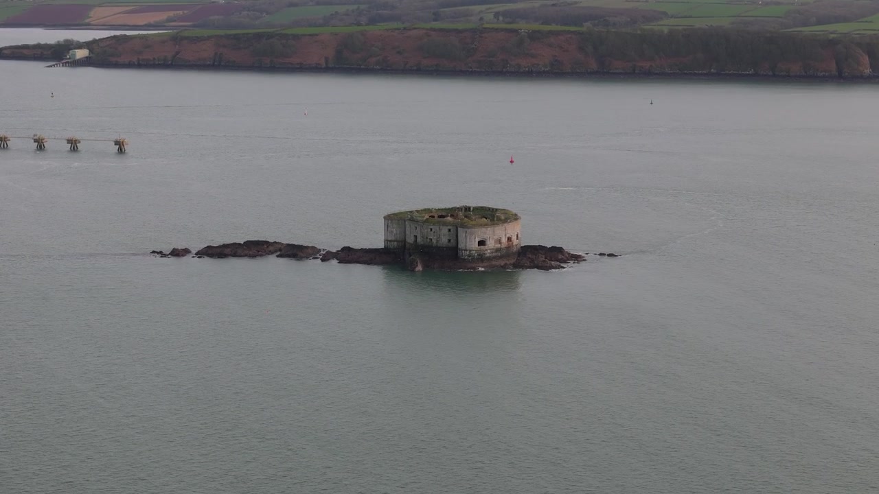 Forte sull'isola - Stack Rock Fort nel Milford Haven Waterway, Pembrokeshire, Galles, Regno Unito. Ripresa aerea con drone.