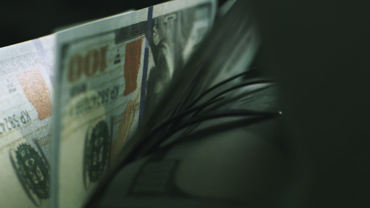 미국 100달러 지폐를 처리합니다.