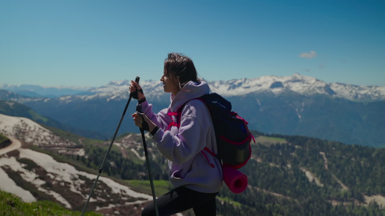mujer haciendo senderismo en las montañas