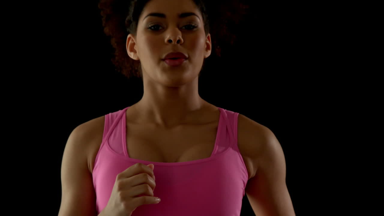 mujer en forma con pantalones rosados