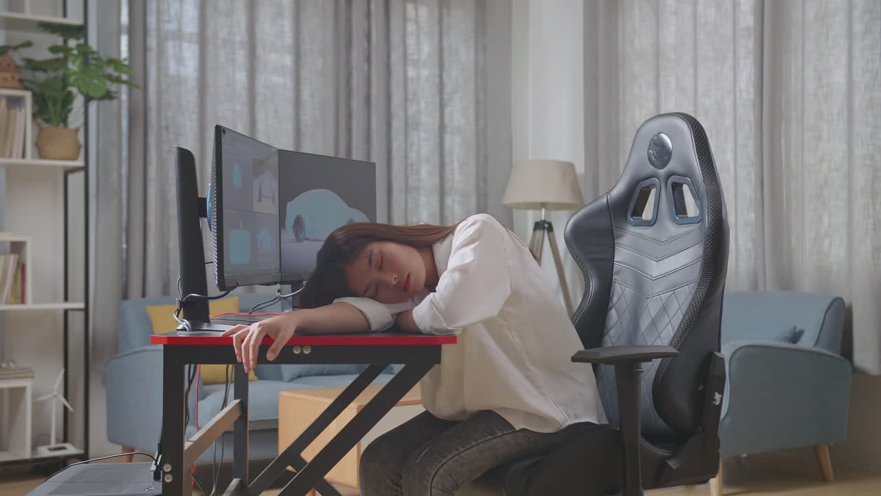 아시아 여성 자동차 디자이너가 스튜디오의 데스크 컴퓨터에서 ev 자동차의 3d 모델을 작업하는 동안 잠을 자는 측면 뷰