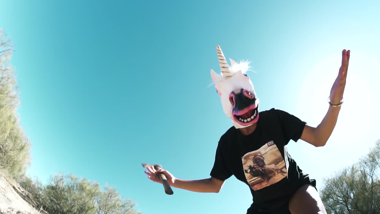 dos asesinos con máscaras de caballo y cerdo posan amenazadoramente con hachas