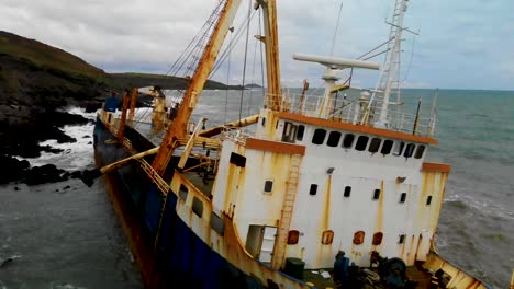 Naufragio-En-Una-Bahía,-Barco-Fantasma-Abandonado