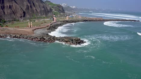 la costa de lima con los acantilados de miraflores, el vibrante parque verde y las olas del océano pacífico