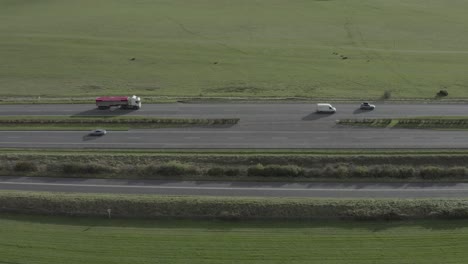 seis carriles de tráfico en la antena de la autopista con pastos verdes a ambos lados