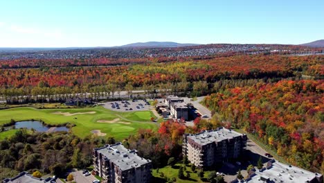 Experimente-Impresionantes-Vistas-Aéreas-De-Un-Campo-De-Golf,-Un-Hotel-Y-Una-Autopista-De-Quebec-Capturadas-Por-Un-Dron