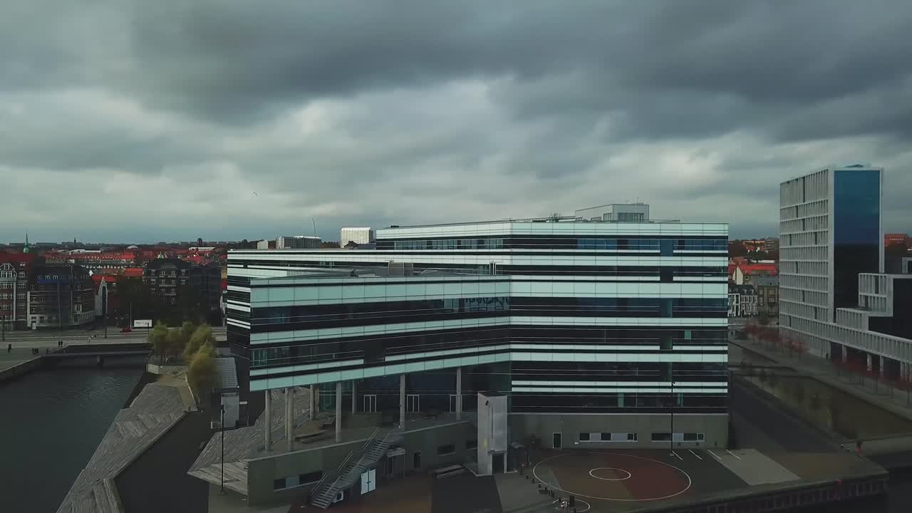 imágenes de drones de un edificio en aarhus, dinamarca