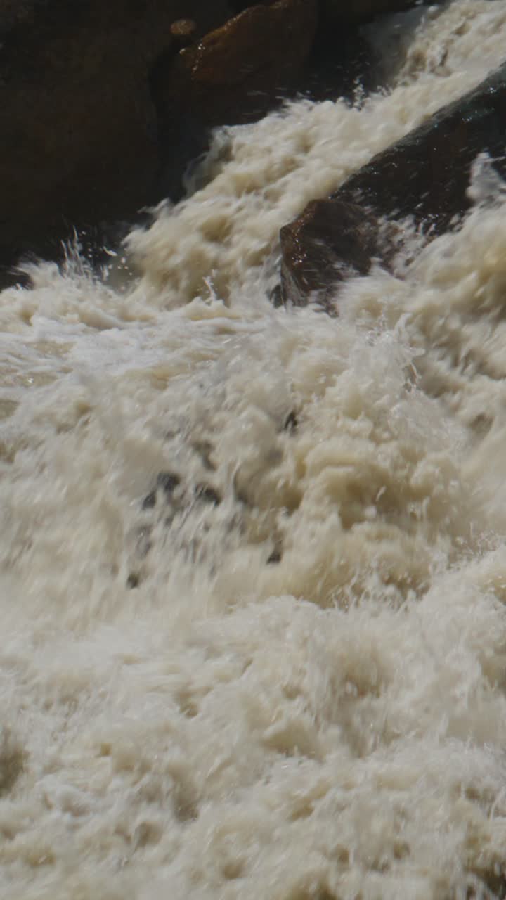 Potenti rapide fluviali con acqua turbolenta e spumeggiante che scorre impetuosa sulle rocce