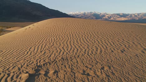 Una-Sartén-A-Través-De-áridas-Dunas-Del-Desierto-En-Un-Oasis