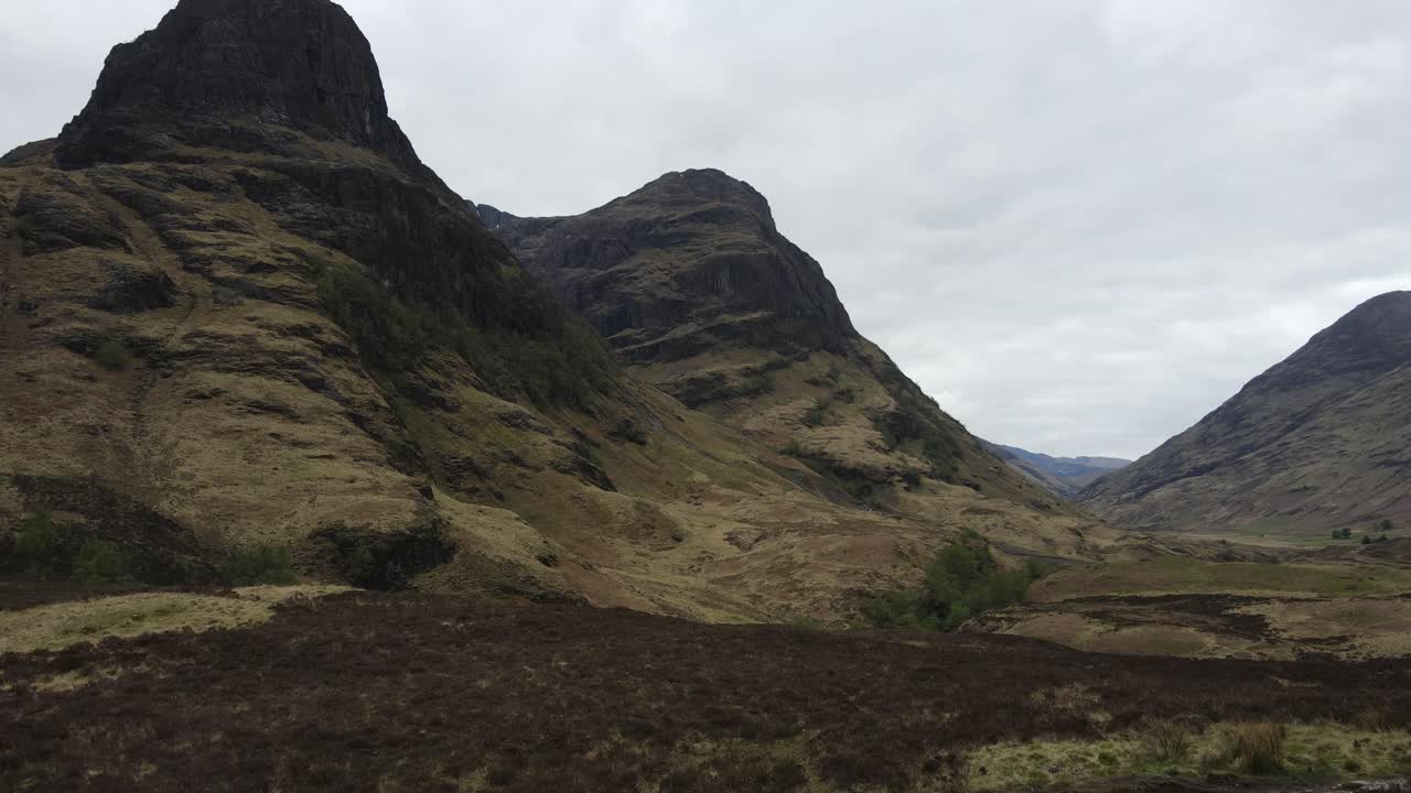 글렌코 (glencoe) 의 웅장한 산을  ⁇ 상하고 스코틀랜드의 풍경에 매료 된 두 명의 하이커의 영화 촬영