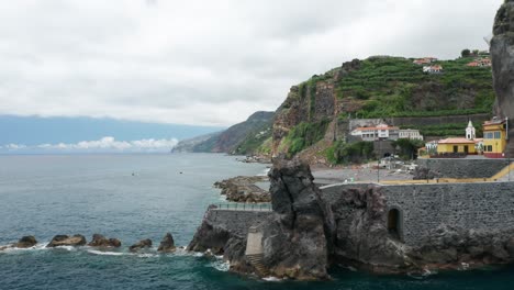 Idílico-Pueblo-De-Ponta-Do-Sol-Escondido-Entre-Un-Valle-Montañoso-En-La-Costa-De-Madeira