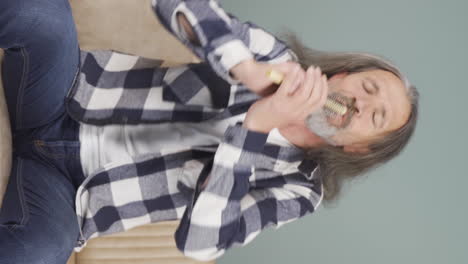 el video vertical del anciano está cantando.