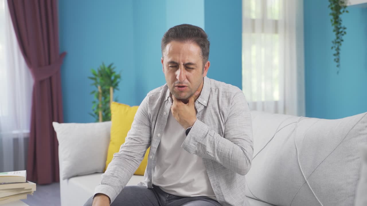 hombre con dolor de garganta.