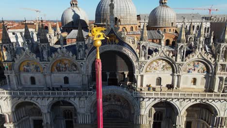 Gran-Apreciación-Aérea-De-La-Basílica-De-San-Marcos,-Elemento-Basado-En-La-Escenografía-De-Venecia,-Italia.