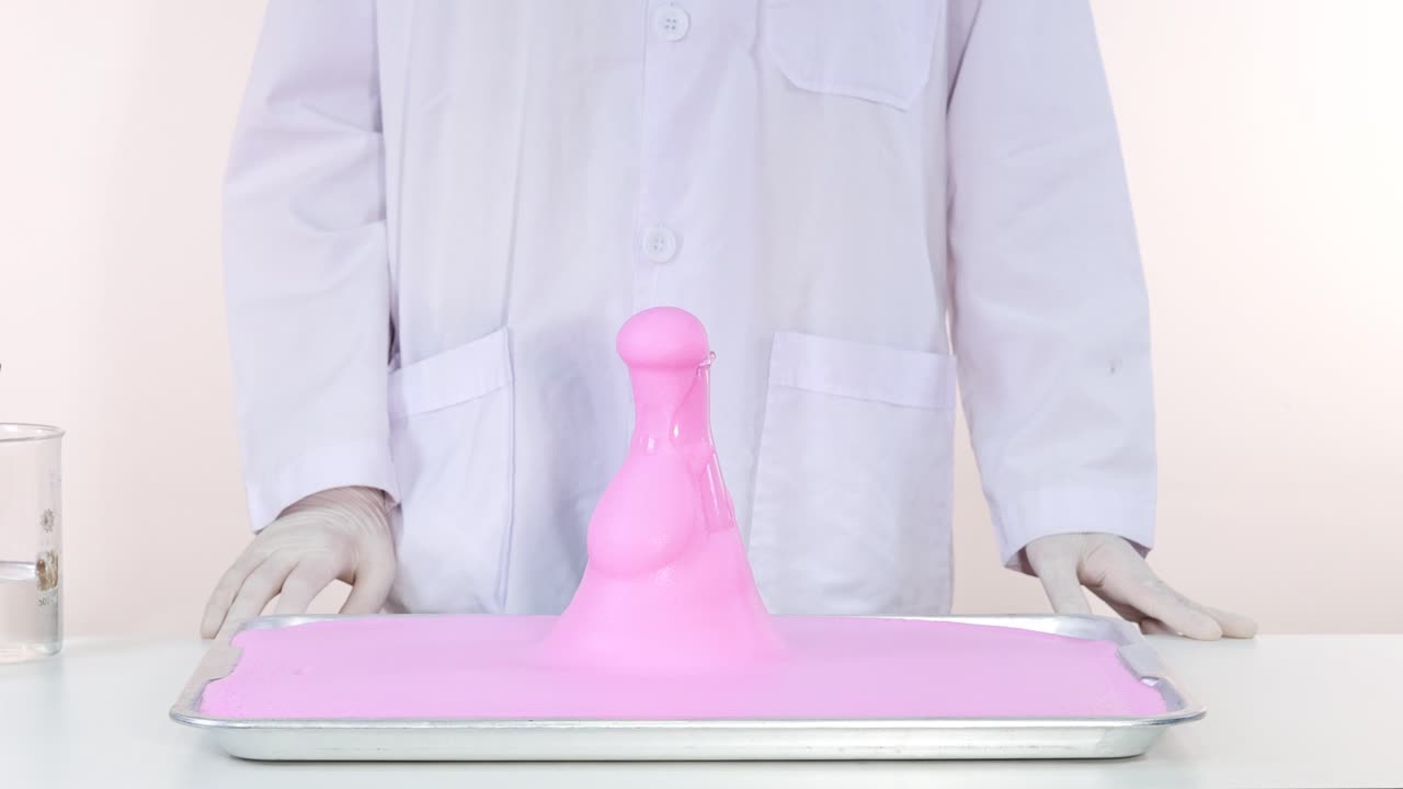 Il catalizzatore provoca la rapida decomposizione del perossido di idrogeno.