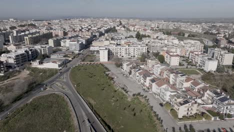 Altamura,-Italien-Skyline-Mit-Autobahn-Und-Verkehr-Mit-Drohnenvideo,-Das-Sich-Von-Links-Nach-Rechts-Bewegt