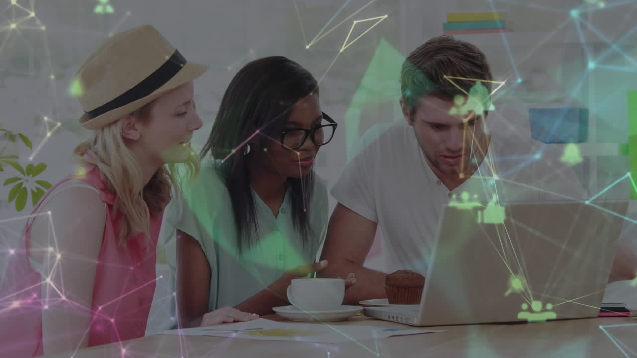 animación de redes e iconos de comunicación sobre diversos colegas que usan computadoras portátiles