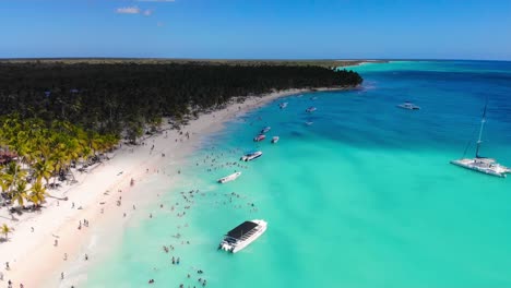 Eine-Reise-Durch-Die-Atemberaubenden-Strände-Von-Punta-Cana-Mit-Ihrem-Kristallklaren-Türkisfarbenen-Wasser,-Dem-Weichen-Weißen-Sand-Und-Der-Strahlenden-Karibischen-Sonne