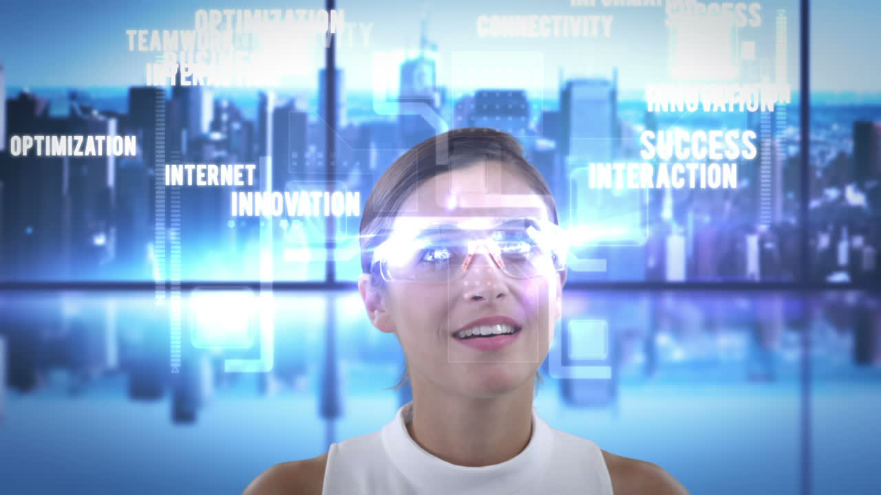 una mujer sonriente está usando gafas futuristas.