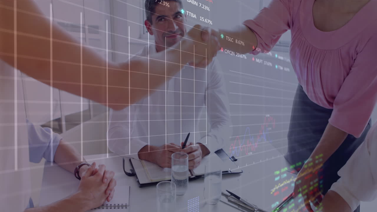 animación del procesamiento de datos financieros sobre diversos empresarios que se dan la mano