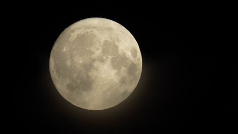 Volutas-De-Finas-Nubes-Cruzan-La-Cara-De-La-Luna-Llena-Naciente