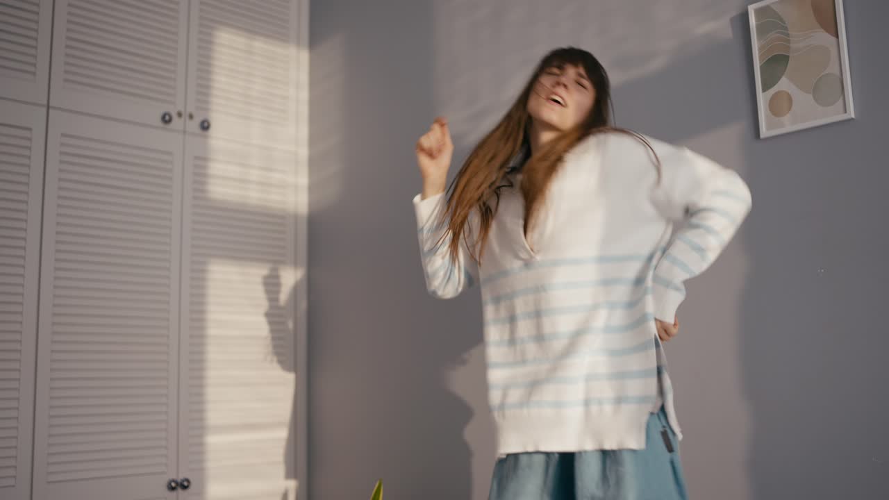 침실에서 춤추는 여자