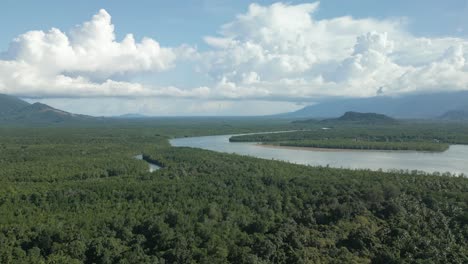 hermosa vista de verano de ariel en la playa de pugu semata, lundu sarawak